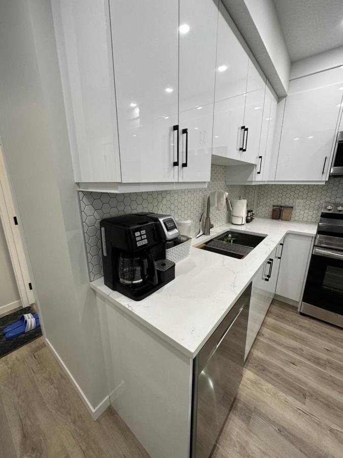 2 Bedroom 2 Washrooms Brand New Beautiful & Cozy Suite Calgary Luaran gambar